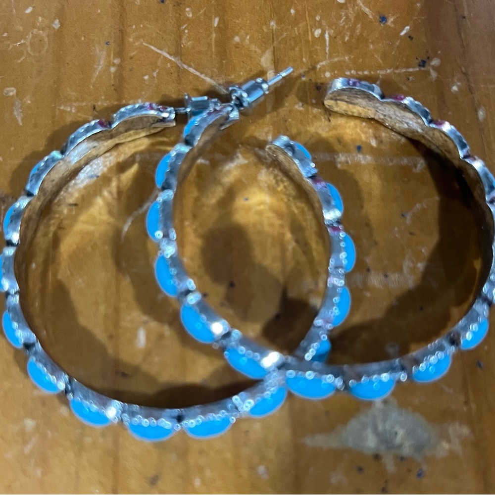 2 pairs hoop earrings